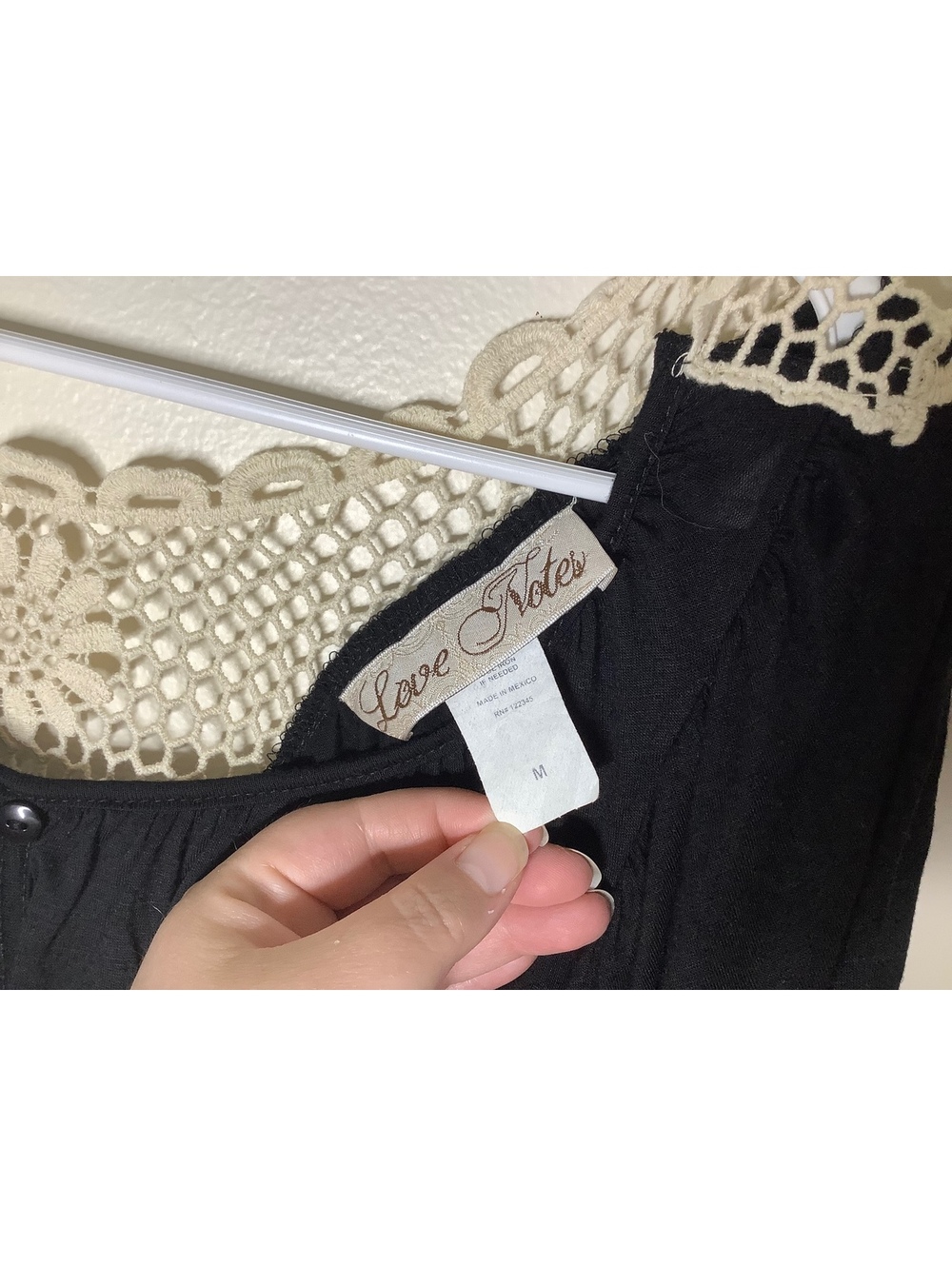 < Love Notes Black Blouse With Cream Crochet Back Panel Size Medium > - Picture 6 of 7